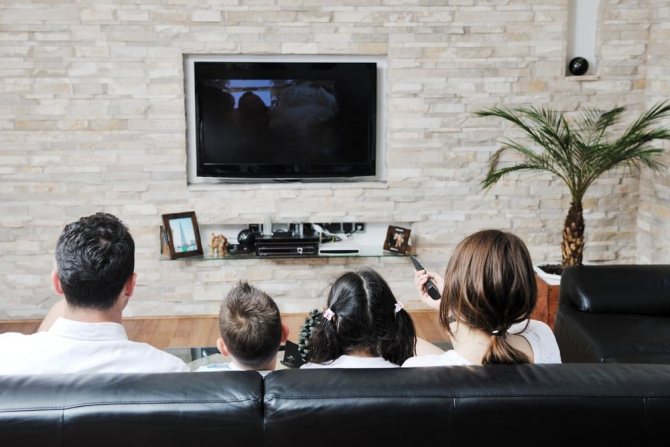 семья смотрит телевизор